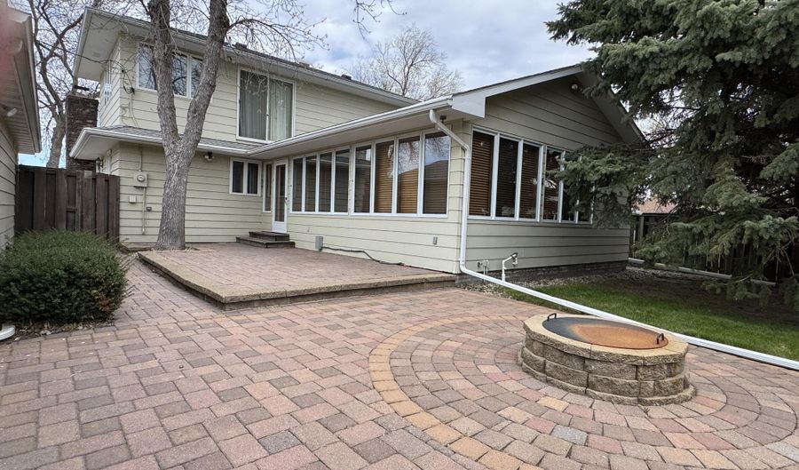 1733 Marshall Rd, Aberdeen, SD 57401 - 5 Beds, 3 Bath