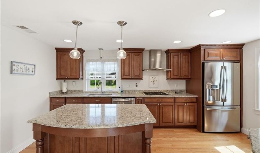 336 Dover Ave, East Providence, RI 02914 - 2 Beds, 2 Bath