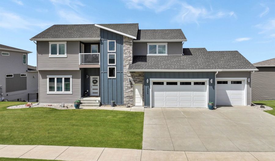3906 Lone Peak Dr, Bismarck, ND 58503 - 3 Beds, 3 Bath
