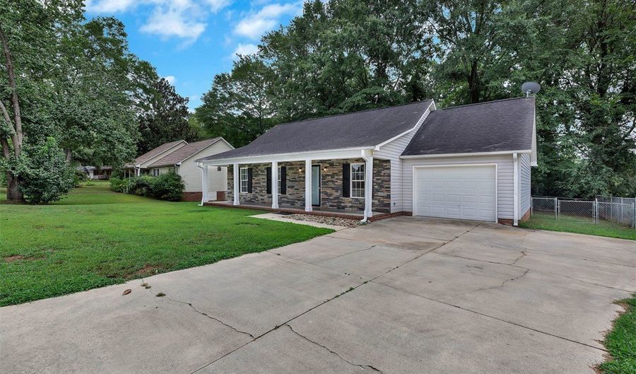 703 W Fredericks St, Anderson, SC 29625 - 3 Beds, 2 Bath