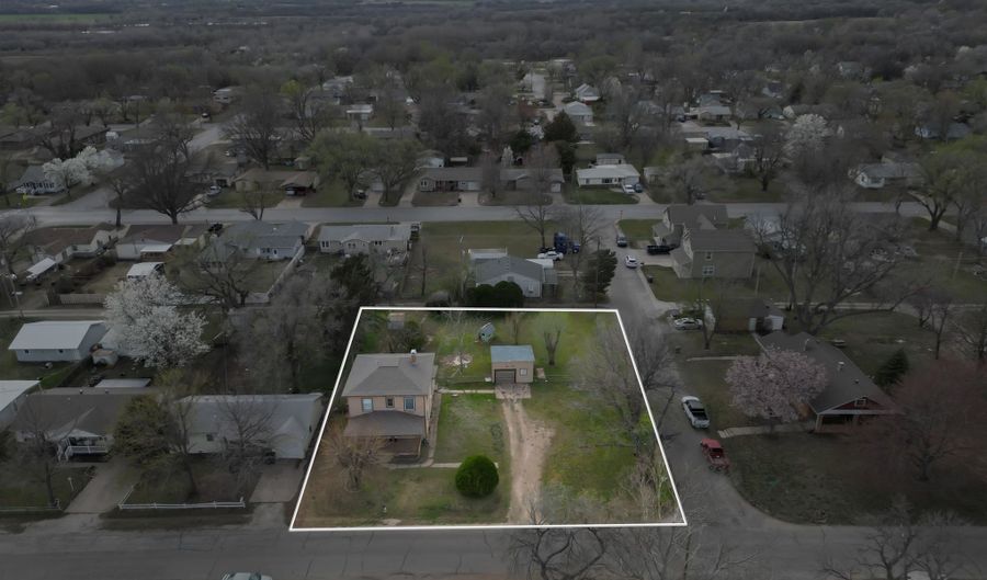 825 N 7th St, Arkansas City, KS 67005 - 4 Beds, 2 Bath