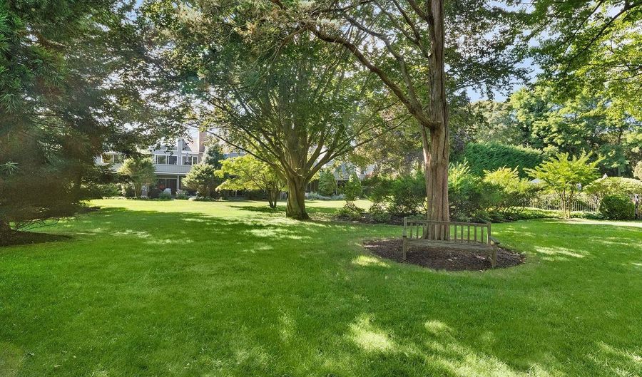 514 Montauk Hwy, Amagansett, NY 11930 - 2 Beds, 2 Bath