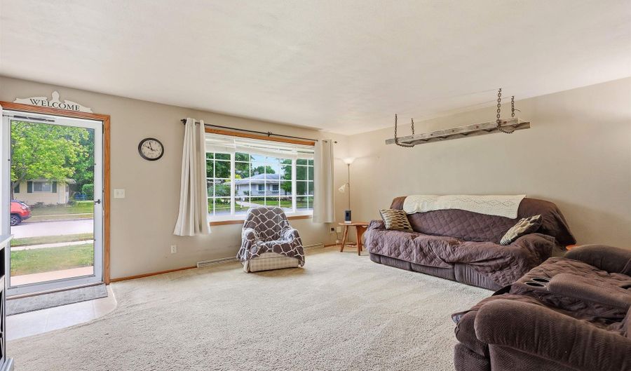 1786 SCHAEFER Cir, Appleton, WI 54915 - 3 Beds, 2 Bath