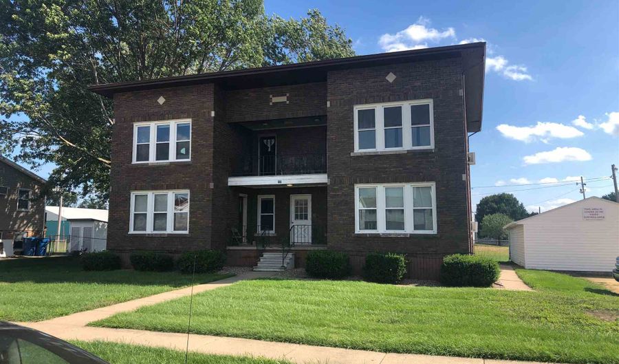 209 E 10TH St, De Witt, IA 52742 - 2 Beds, 1 Bath