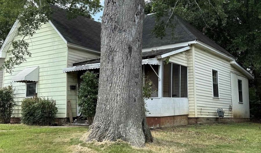 1916 MULBERRY Ave, Anniston, AL 36201 - 2 Beds, 1 Bath