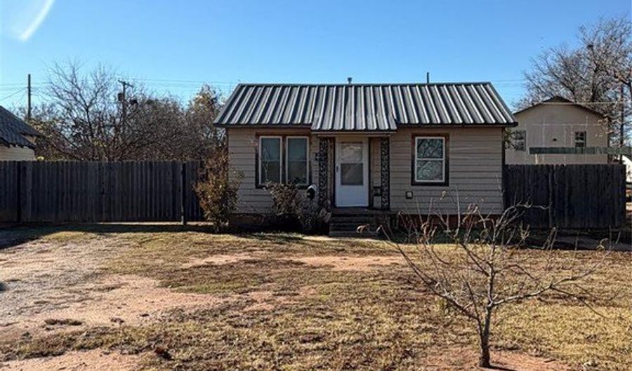 715 N Jackson St, Altus, OK 73521 - 1 Beds, 2 Bath