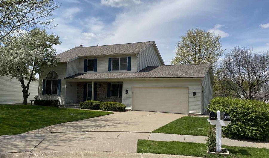 4883 KYNNELWORTH Dr, Bettendorf, IA 52722 - 4 Beds, 3 Bath