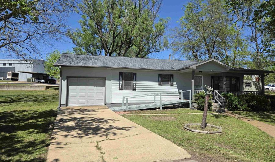 32 E Main St, Ash Flat, AR 72513 - 2 Beds, 2 Bath