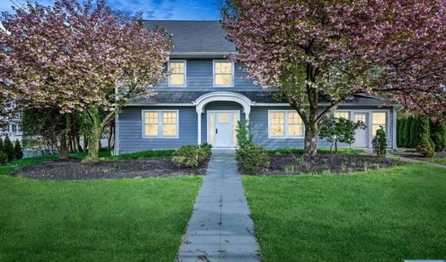 648 E Broad St, Westfield, NJ 07090 - 6 Beds, 5 Bath