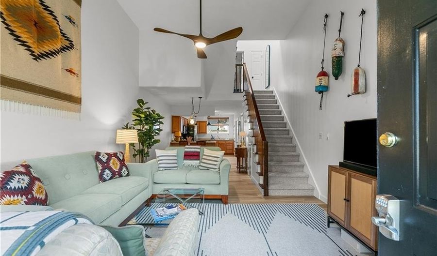 26 W Narragansett Ave 6, Newport, RI 02840 - 2 Beds, 2 Bath