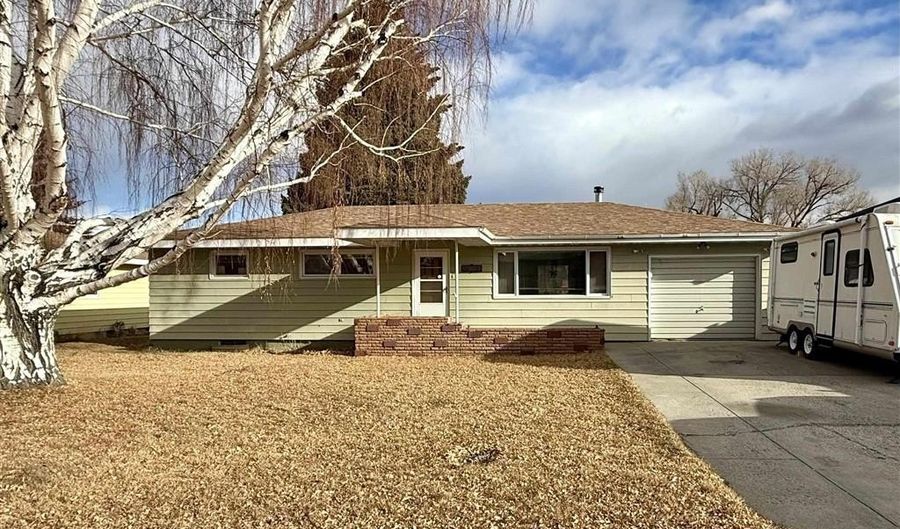 614 19th St, Cody, WY 82414 - 3 Beds, 1 Bath