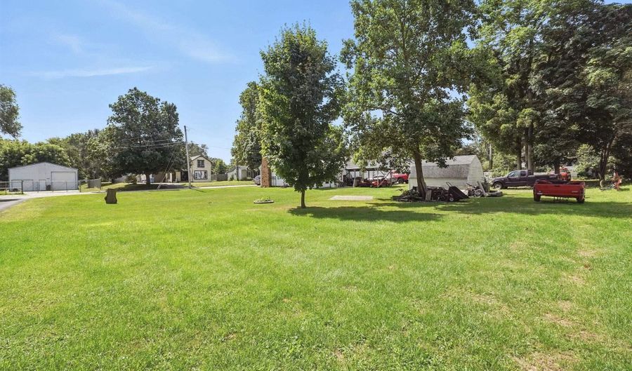 122 E Jefferson St, Auburn, IN 46706 - 2 Beds, 1 Bath