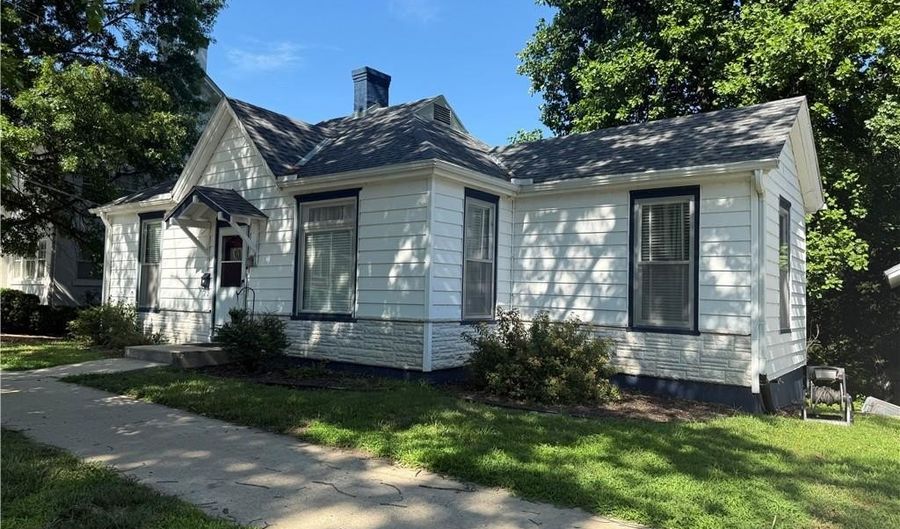610 N 5th St, Atchison, KS 66002 - 2 Beds, 1 Bath