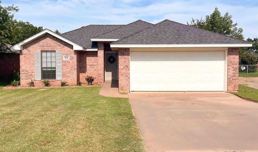 818 S OAK St, Archer City, TX 76351 - 3 Beds, 2 Bath