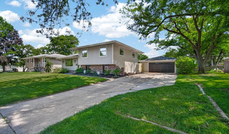 805 SE 2nd St, Ankeny, IA 50021 - 3 Beds, 2 Bath
