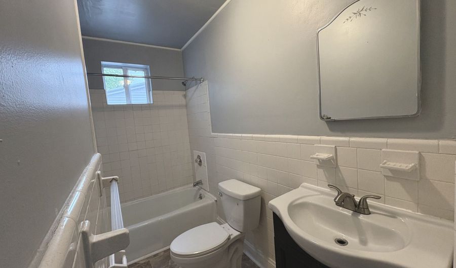 208 Fairview Ave, Bridgeport, CT 06606 - 3 Beds, 1 Bath