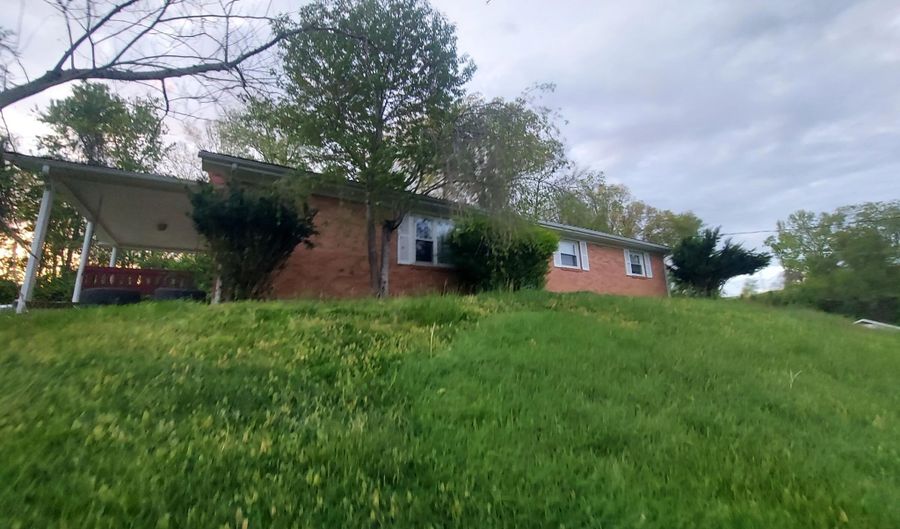 150 E 3rd St, Beattyville, KY 41311 - 3 Beds, 1 Bath