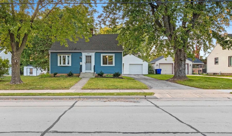 1833 N OWAISSA St, Appleton, WI 54911 - 3 Beds, 2 Bath