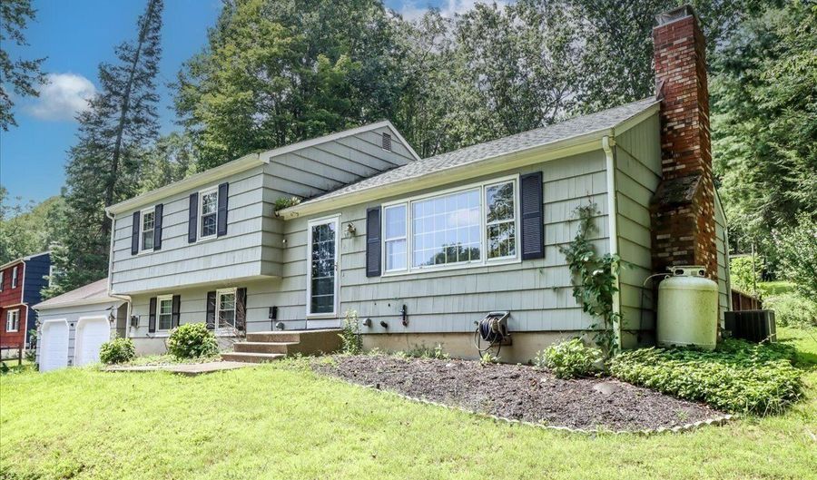 21 Chimney Dr, Bethel, CT 06801 - 3 Beds, 3 Bath