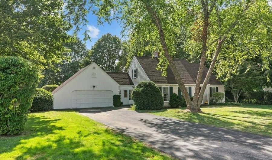 8 North Dr, Middletown, RI 02842 - 4 Beds, 2 Bath