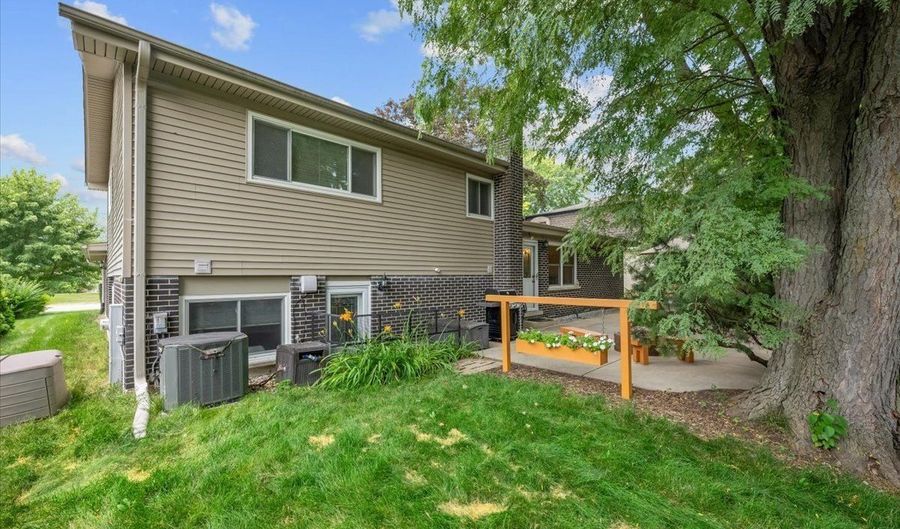 2631 N Stuart Dr, Arlington Heights, IL 60004 - 3 Beds, 2 Bath