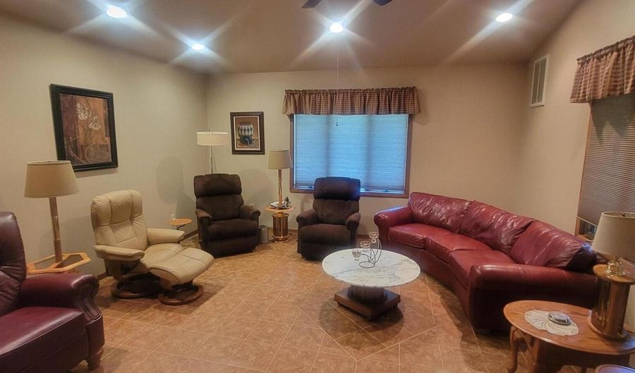 403 NE 22nd Ave, Aberdeen, SD 57401 - 4 Beds, 4 Bath