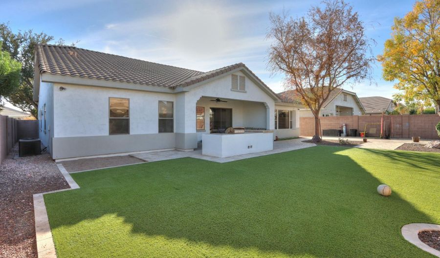 1184 E PRESCOTT Pl, Chandler, AZ 85249 - 5 Beds, 3 Bath