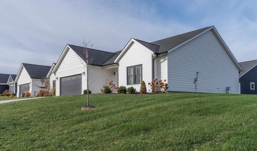 902 Stonehenge Dr, Bedford, IN 47421 - 2 Beds, 3 Bath