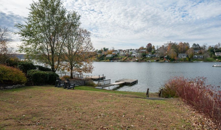 8 Lakeview Rd, Brookfield, CT 06804 - 4 Beds, 3 Bath