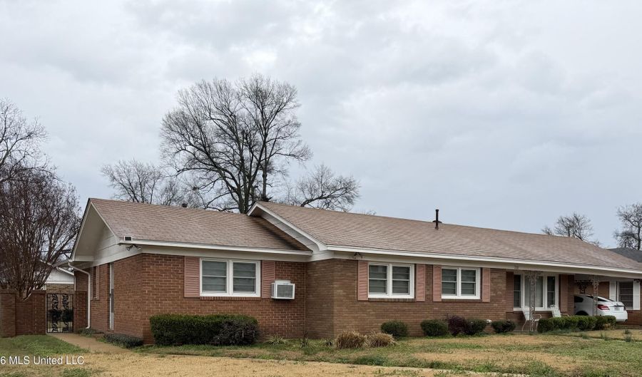 720 Central St, Belzoni, MS 39038 - 3 Beds, 3 Bath