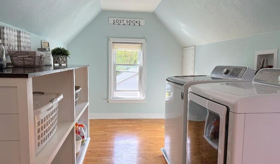 1403 N ONEIDA St, Appleton, WI 54911 - 3 Beds, 2 Bath