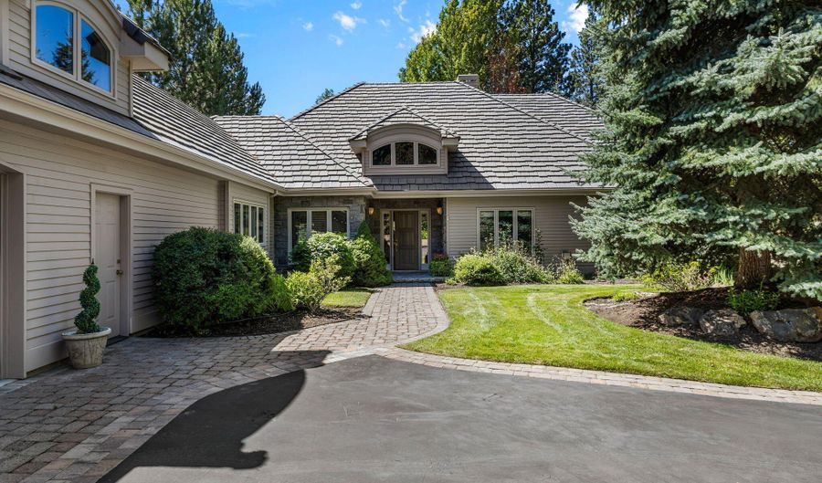 19490 Green Lakes Loop, Bend, OR 97702 - 3 Beds, 5 Bath
