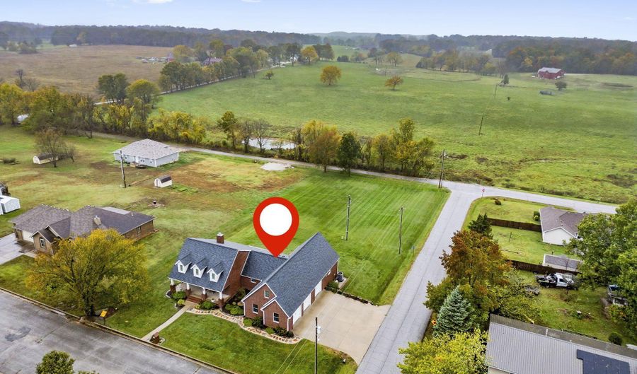 1101 Highland Dr, Aurora, MO 65605 - 5 Beds, 3 Bath