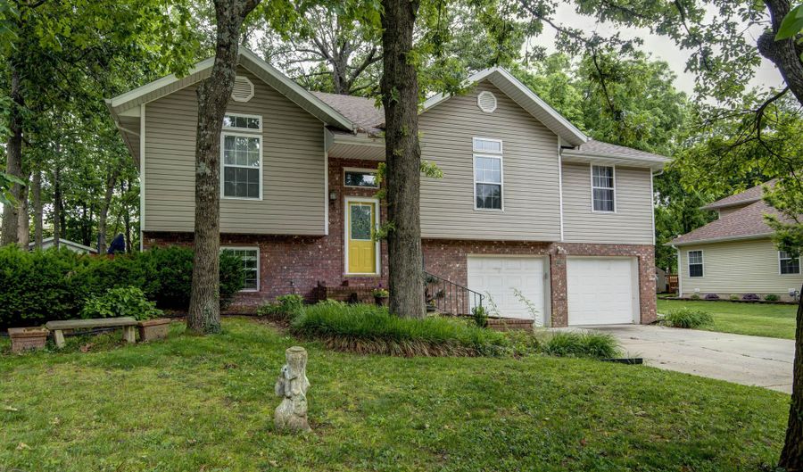 1016 Daniels St, Aurora, MO 65605 - 4 Beds, 3 Bath