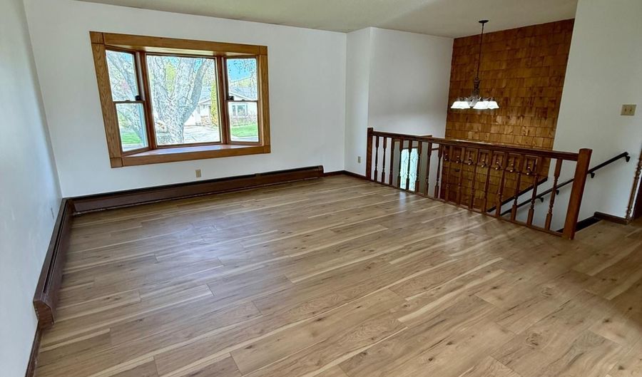 811 SUNSET Dr, Antigo, WI 54409 - 3 Beds, 2 Bath