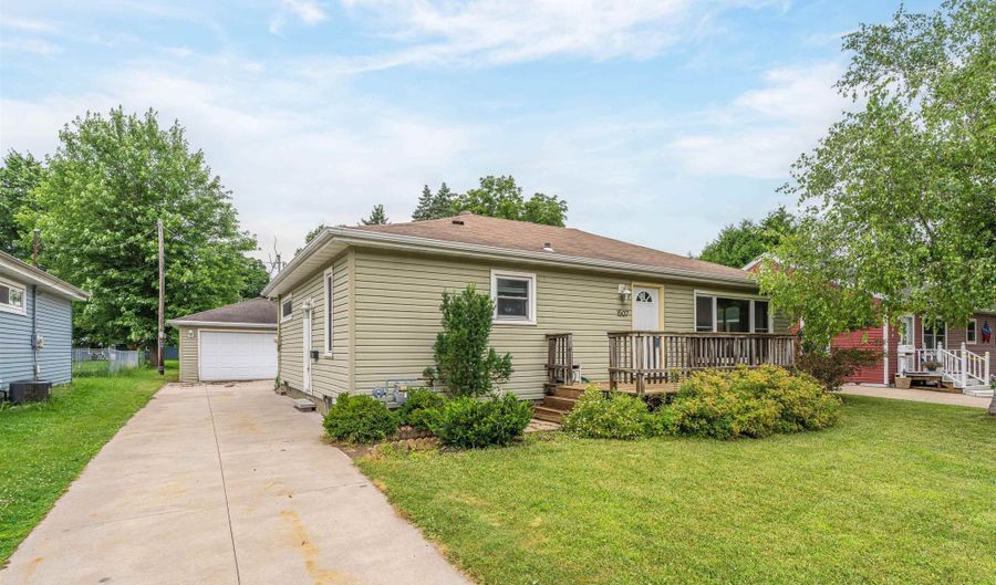 1507 S WALDEN Ave, Appleton, WI 54915 - 2 Beds, 1 Bath
