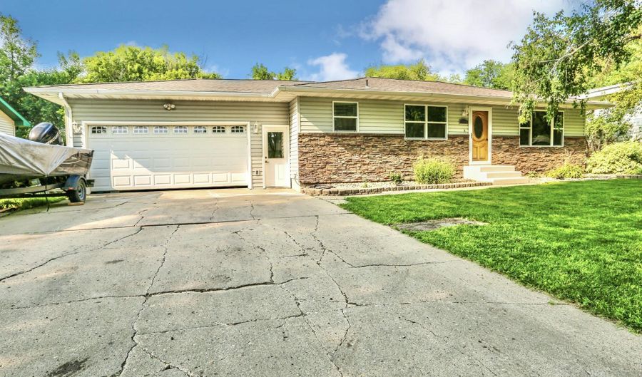 2119 SE 12th Ave, Aberdeen, SD 57401 - 4 Beds, 3 Bath