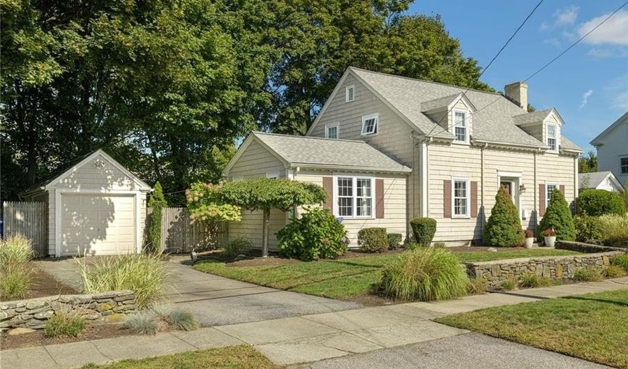 16 Elm Ave, East Providence, RI 02916 - 3 Beds, 2 Bath