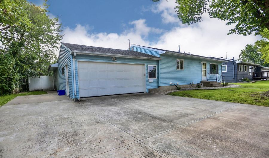 705 N High St, Aberdeen, SD 57401 - 4 Beds, 2 Bath