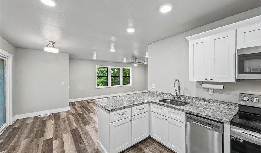 24 Hampstead Ln, Bella Vista, AR 72714 - 2 Beds, 2 Bath