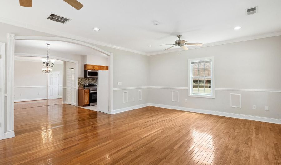 6442 HOLYOKE Dr, Annandale, VA 22003 - 5 Beds, 5 Bath