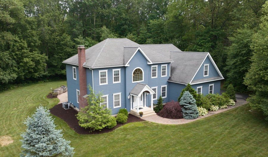 2 Warren Gln, Burlington, CT 06013 - 4 Beds, 4 Bath