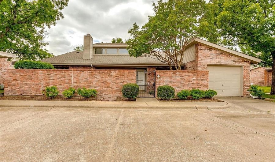 1118 Forest Creek St, Benbrook, TX 76126 - 3 Beds, 2 Bath