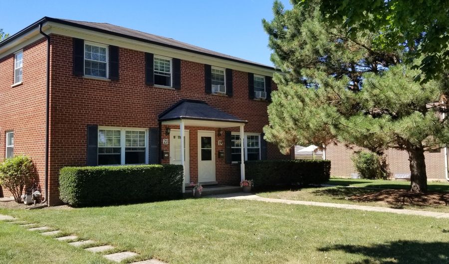 21 E Thorndale Ave, Roselle, IL 60172 - 2 Beds, 2 Bath