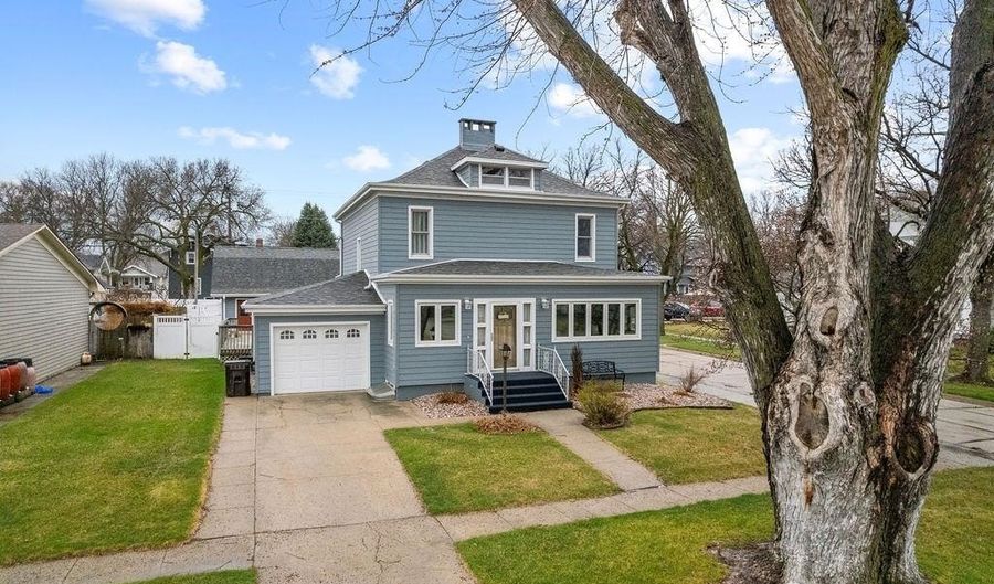 900 S 3rd St, Albion, NE 68620 - 5 Beds, 3 Bath