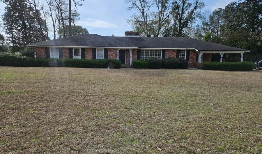 526 E Mitchell St, Adel, GA 31620 - 3 Beds, 2 Bath