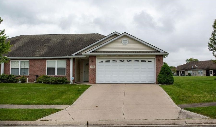 204 Coronet St, Angola, IN 46703 - 2 Beds, 2 Bath