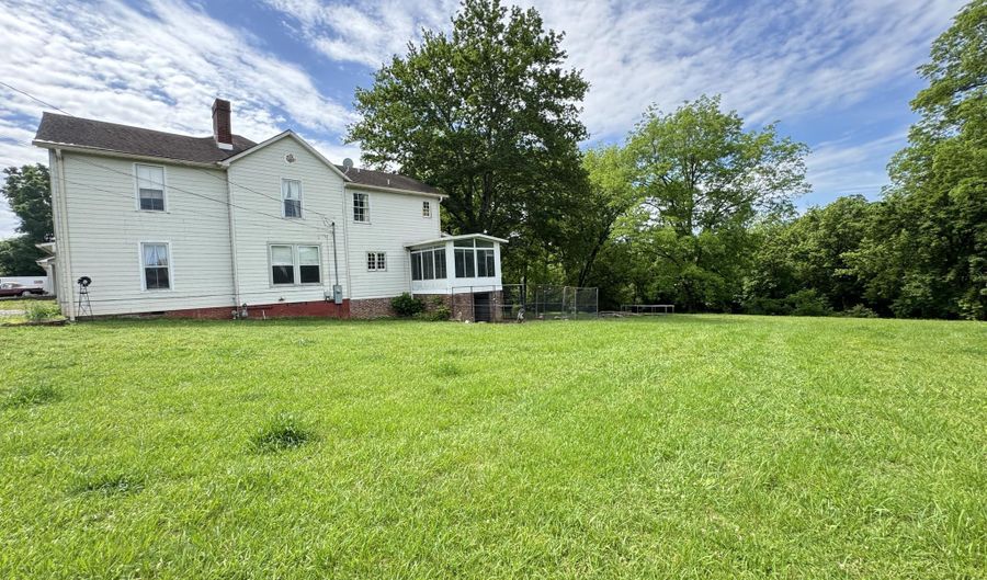 136 S Jackson St, Athens, TN 37303 - 5 Beds, 2 Bath