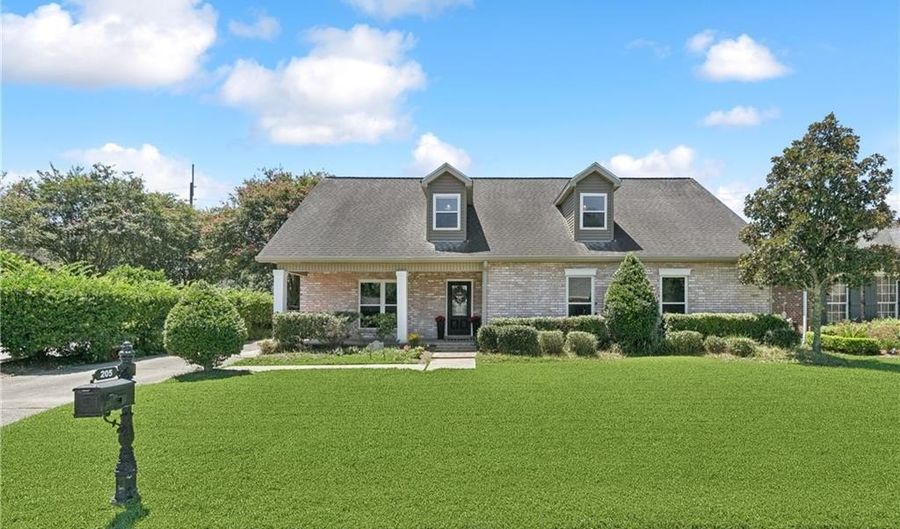 205 STONEHAVEN Dr, Belle Chasse, LA 70037 - 5 Beds, 3 Bath