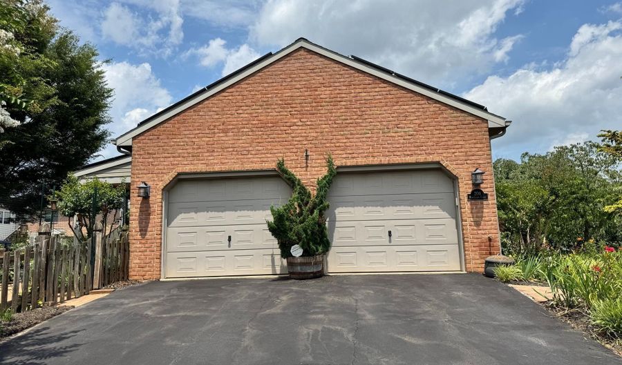 208 MONTCLAIR Ct, Hagerstown, MD 21742 - 3 Beds, 4 Bath